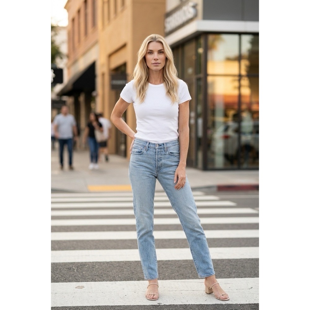 Levis Premium Wedgie Straight Jeans Light Wash Button Fly Size 27